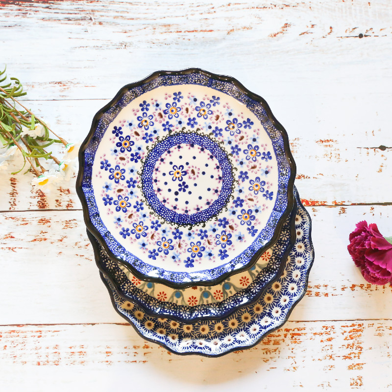 Assiette en porcelaine peinte sous glaçure, 21,5 cm — Art de la table Assiette en porcelaine peinte sous glaçure, 21,5 cm — Art de la table