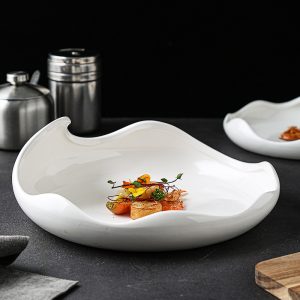 Plat ondulé en porcelaine blanche — Art de la table