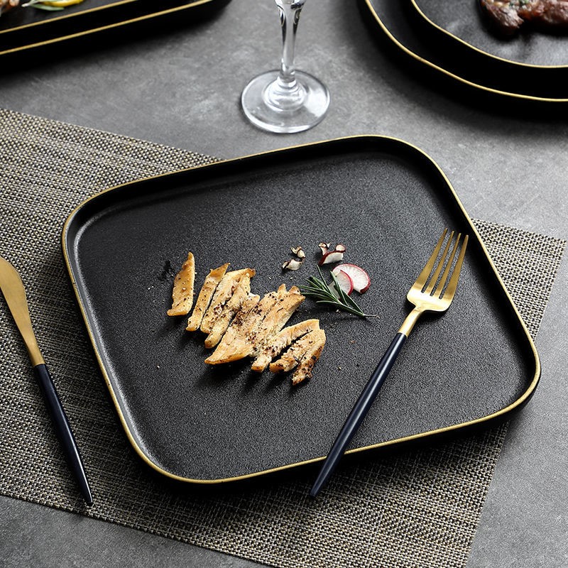 Assiette en porcelaine noire mate, huit formats — Art de la table Assiette en porcelaine noire mate, huit formats — Art de la table