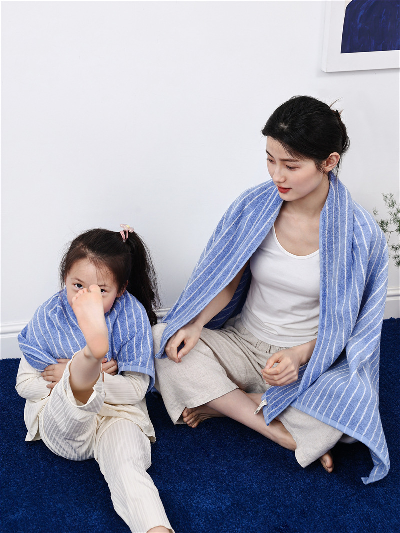 Serviettes en coton longues fibres, motifs jacquard — Linge de maison Serviettes en coton longues fibres, motifs jacquard — Linge de maison
