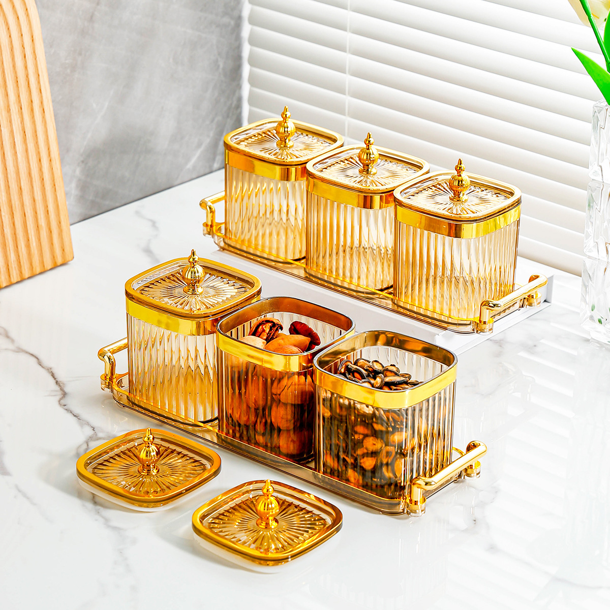 Set de 4 pots à épices hermétiques, couvercle doseur — Cuisine Set de 4 pots à épices hermétiques, couvercle doseur — Cuisine
