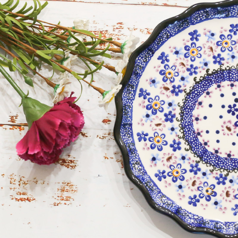 Assiette en porcelaine peinte sous glaçure, 21,5 cm — Art de la table Assiette en porcelaine peinte sous glaçure, 21,5 cm — Art de la table