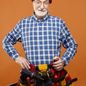 Homme toutes mains portant une ceinture à outils garnie