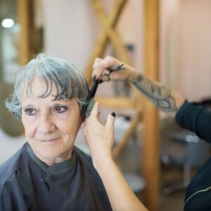 Coiffure à domicile pour personne âgée ou dépendante